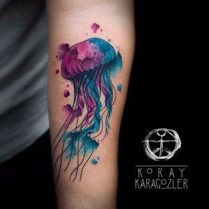 Por Koray Karagozler #KorayKaragozler #aguaviva #jellyfish #jellyfishtattoo #watercolor #aquarela #colorida #colorful