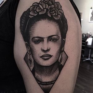 Blackwork Frida Kahlo Tattoo by @_rubbo_ #fridakahlo #fridakahlotattoo #fridakahlotattoos #blackworkfridakahlo #blackworkportrait #blackwork #rubbo