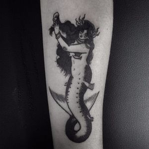 Sereia por Marcus Sirtoli! #MarcusSirtoli #tatuadoresbrasileiros #tatuadoresdobrasil #tattoobr #Poá #blackwork #mermaid #sereia