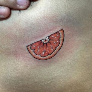 Lindo tatuaje de rodaja de cítricos de Mattie Sandchez.  #naranja # cítricos #fruta #tradicional #MattieSandchez