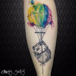 Adora viajar? Se liga nessa tattoo! #chrisSantos #balão #baloon #liberdade #free #voar #TatuadoresDoBrasil #colorido #colorful #aquarela #watercolor #viagem #trip #mala #mundo #world