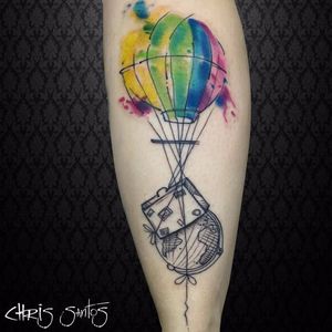 Adora viajar? Se liga nessa tattoo! #chrisSantos #balão #baloon #liberdade #free #voar #TatuadoresDoBrasil #colorido #colorful #aquarela #watercolor #viagem #trip #mala #mundo #world