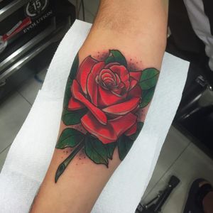 Linda rosa feita por Lucas Ferreira! #LucasFerreira #tatuadoresbrasileiros #flower #flowertattoo #rose #rosetattoo #rosa