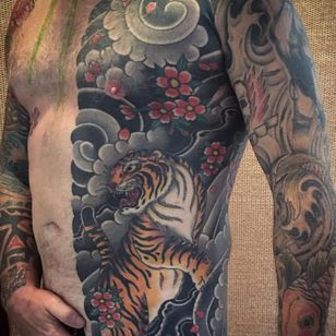 Un lado de uno de los bodys de Rodrigo Melo con un tigre feroz (IG rodrigomelotattoo).  #bodysuit #japanese #RodrigoMelo #traditional