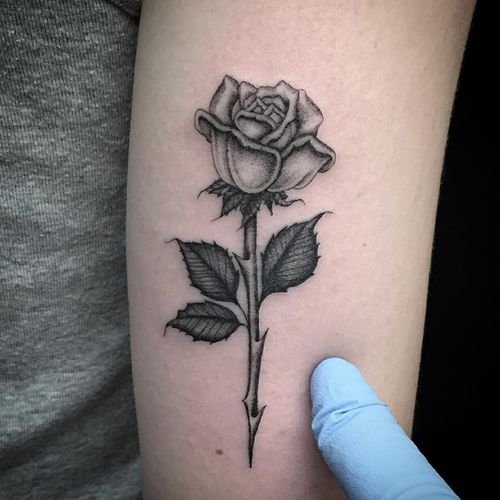 Check out the details on this fine line rose by Pete Chilly. (Via IG - chillypete)