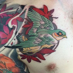 Tatuaje de pájaro de Hamish Mclauchlan #bird #neotraditional animals #animals #neotraditional #HamishMclauchlan