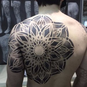 Esculacho em forma de tattoo de Ibrahim Barboza! #IbrahimBarboza #geometria #geometry #pontilhismo #dotwork #TatuadoresDoBrasil #mandala