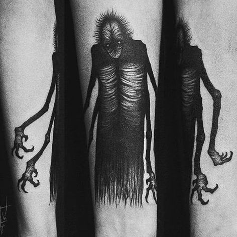 Tatuaje de la criatura de las sombras de Sergei Titukh.  #SergeiTitukh #blackwork # espeluznante # pesadilla # criatura # espeluznante # oscuro