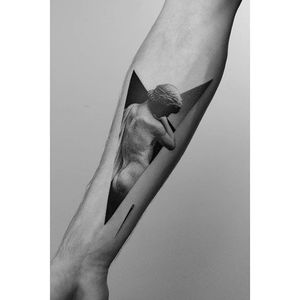A breathtaking nude by Pawel Indulski (IG—dotyk.tattoo). #artistic #blackandgrey #dotwork #PawelIndulski #pointillism #statuesque #stippling