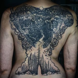 Tattoo by Noel'le Longhaul #NoelleLonghaul #linework #blackwork #dotwork # ilustrativo #naturaleza #paisaje #Guardado #bosque #estrellas #trairs #trampas #temporada #puerta #humo #nubes #montañas #luna