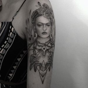 Blackwork Frida Kahlo tattoo by Gabriela Arzabe Lehmkuhl. #GabrielaArzabe #GabrielaArzabeLehmkuhl #blackwork #dotwork #pointillism #geometric #FridaKahlo #icon #feminist #artist #woman #portrait