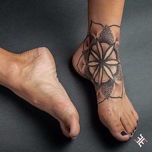Dotwork Mandala Tattoo #Dotwork #Geometric #DotworkGeometric #PatternTattoos #Effedots