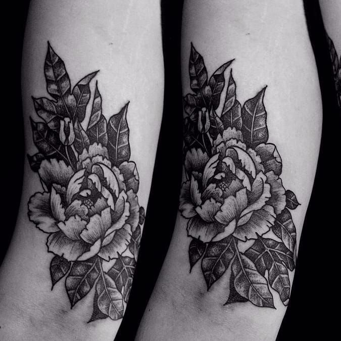 Tattoo uploaded by Tamy Antunes • #TaviaJucksch #BlackWork #DotWork  #Pontilhismo #tatuadorasbrasileiras #TatuadorasDoBrasil #flower #flor  #peony #peonia • Tattoodo