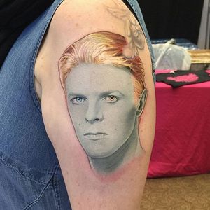 Bowie, RIP. By David Corden (via IG—davidcorden) #Portrait #Realism #DavidBowie #TheManWhoFellToEarth #davidcorden
