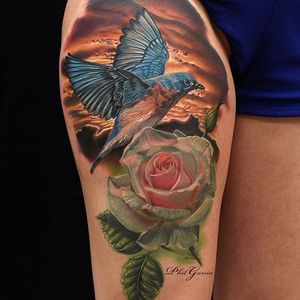Yeah yeah, another rose. But let's focus on that unbelievable bird and background instead, shall we? by Phil Garcia (via IG- @philgarcia805) #philgarcia #photorealism #realism #realistictattoo