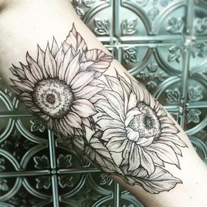 Fineline sunflower tattoo by Zoe Myers. #fineline #blackwork #sunflower #flower #ZoeMyers