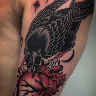 Tatuaje de corazón de cuervo por Giacomo Sei Dita