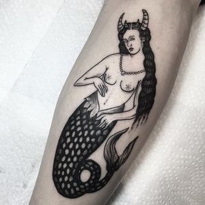 Horned Siren by Rebecca DeWinter (via IG-rebeccadewinterttt) #mermaid #siren #demon #occult #illustrative #black #rebeccadewinter