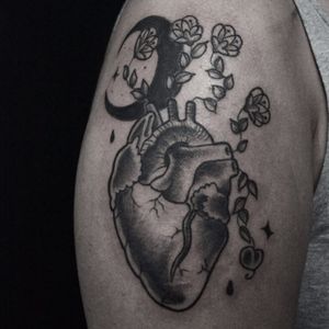 #CarolineWestt #TatuadorasDoBrasil #blackwork #coração #heart #coraçãoanatômico #anatomicalheart