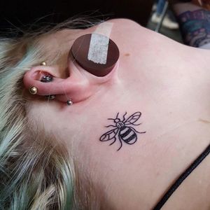 A lil bee on the neck at Devil in the Detail. #ManchesterTattooAppeal