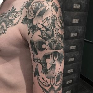 Tattoo por Melissa Khouri! #MelissaKhouri #tatuadorasbrasileiras #tatuadorasdobrasil #tattoobr #tattoodobr #blackwork #neotrad #neotraditional #neotradicional #newtraditional #skull #flowers #flores #crânio #caveira #rosa #rose #anchor #âncora
