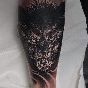 Tatuaje de hombre lobo por Edgar Ivanov