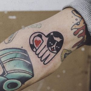 Cat heart tattoo by Woohyun Heo #WoohyunHeo #cat #love #heart (Photo: Instagram)