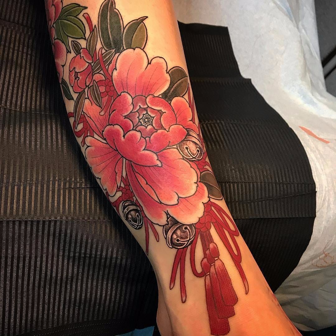 Tattoo uploaded by Luiza Siqueira • Por Som Nakburin #SomNakburin  #MissOrange #oriental #gringa #colorido #colorful #flor #flower #peonia  #peony #corda #rope #guizo #rattle • Tattoodo