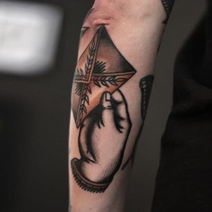Tatuaje de fila de una mano sosteniendo un sobre.  Gran trabajo de Ibi Rothe.  #IbiRothe #traditional tattoo #fat tattoos #hand #envelope