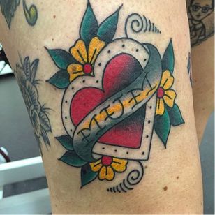Tatuaje tradicional del corazón de la madre por Richie Clarke