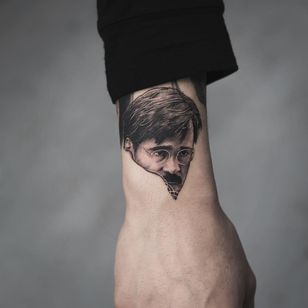 The Lobster tattoo por Sol Tattoo #SolTattoo #movietattoos #blackandgrey #realism #realistic #hyperrealism #film #TheLobster #ColinFarrell #love #heartbreak #delicate #detailed #portrait #glasses #tattoooftheday