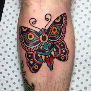 Mariposa de aspecto loco con cara de demonio.  Tatuaje de Andrew Mcleod.  #AndrewMcleod #traditioneltattoo #demon #butterfly #traditional