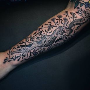 Tattoo by Noel'le Longhaul #NoelleLonghaul #linework #blackwork #dotwork #illustrative #naturaleza # fox #dog #wolf #flechas #roses #flowers #flowers #blood #etching