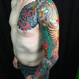 Tatuaje masivo, hermoso y vibrante desde el pecho hasta la manga por Amar Goucem.  #AmarGoucem #dragontattooNL #JapaneseStyle #horimono #tigre #serpiente
