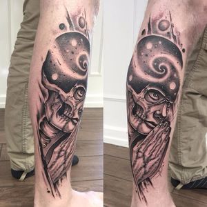 Anatomic tattoo by Jakob Holst Rasmussen #JakobHolstRasmussen #neotraditional #contemporary #monochromatic #monochrome #dotwork #space #anatomic #skull