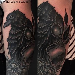 Tatuaje limpio y sólido de cuervo y calavera realizado por Emilio Saylor.  #emiliosaylor #neotradicional #krage #kranie
