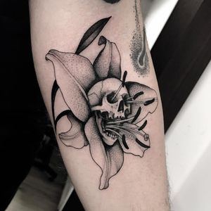 Skull flower tattoo by Totemica #Totemica #favoritetattoo #blackandgrey #surreal #realistic #illustrative #lily #flower #floral #skull #death #nature