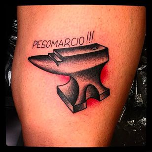 Tatuaje Ambolt por @Capratattoo #Capratattoo #traditional #black #red #SkullfieldTattoo #ambolttattoo #pesomarcio