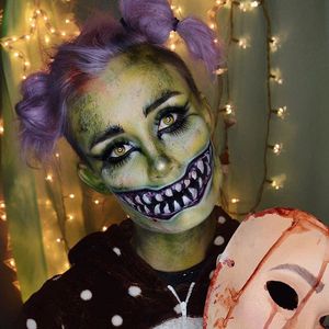 Razor Sharp Teeth by Emily Anderson (via IG-likecharity) #MUA #MakeupArtist #bodypaint #creepy #halloween #EmilyAnderson #monster