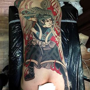 Rad tatuaje en la espalda del bombero en el camino.  Tatuaje de Ryo Niitsuma.  #RyoNiitsuma #DMStattoo #JapaneseTattoo #horimono #brandmand #rygtatovering #japansk