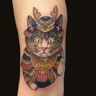 Tatuaje de Wendy Pham #WendyPham #TaikoGallery #WenRamen #neutraditional #color #Japanese #mashup #samurai #cat #kitty # pet portrait #arm # warrior #patter #animals