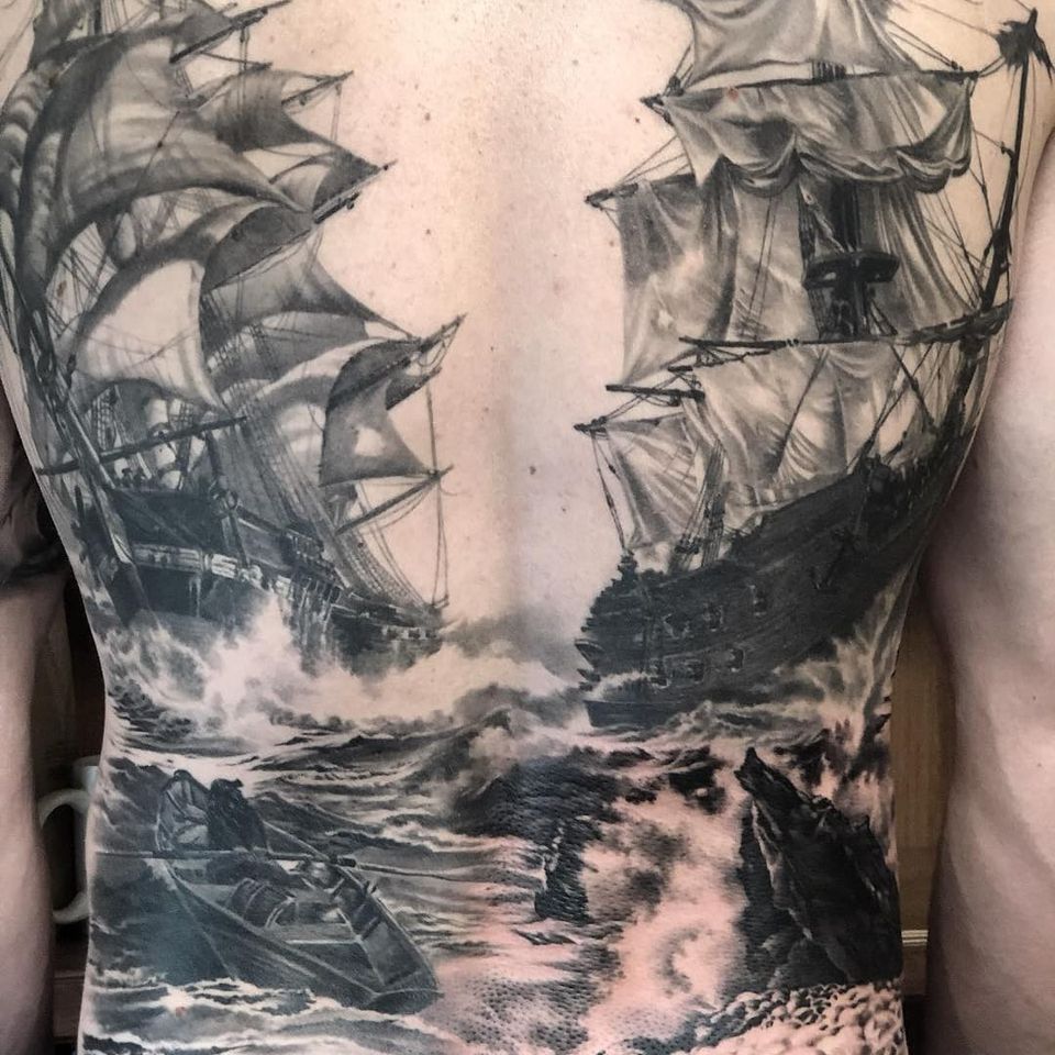 Tatuaje en la espalda de Kari Barba #KariBarba #landscapetattoos #blackandgrey #ocean #ships #boat #waves #realism #realistic #hyperrealism #sail #shipwreck #rocks