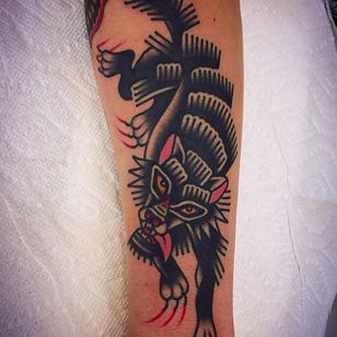 Sólido tatuaje de lobo arrastrándose realizado por Mark Cross.  #MarkCross #rosetattooNYC #TraditionalTattoo #FedTattoos #wolf #wolf tattoo