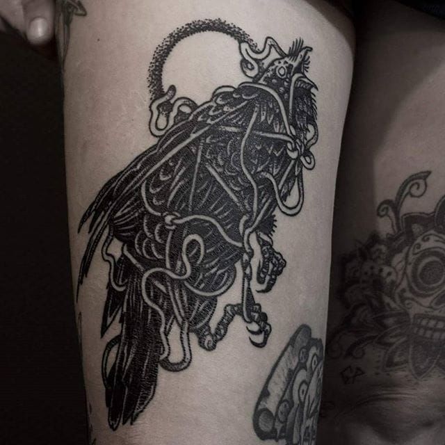 Tatuaje de cuervo por Mishla #cuervo #blackwork #blackworkartist #illustrative #blackillustrative #darkart #drkartist #Mishla #bird