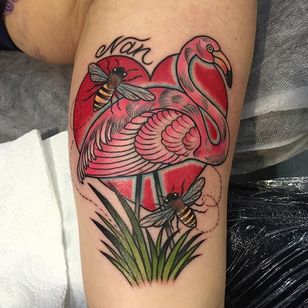 Tatuaje de flamenco, corazón y abejas de Ebony Mellowship.  #neotradicional #EbonyMellowship #flamingo #heart #bi