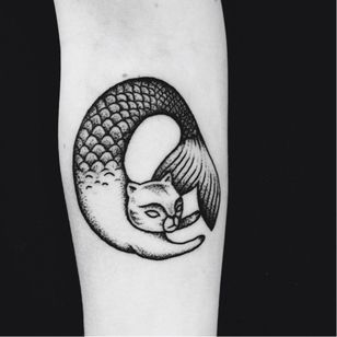 Tatuaje de gato sirena por Lydia Marier #LydiaMarier #minimalista #blackwork #tradicional #sirena #gato