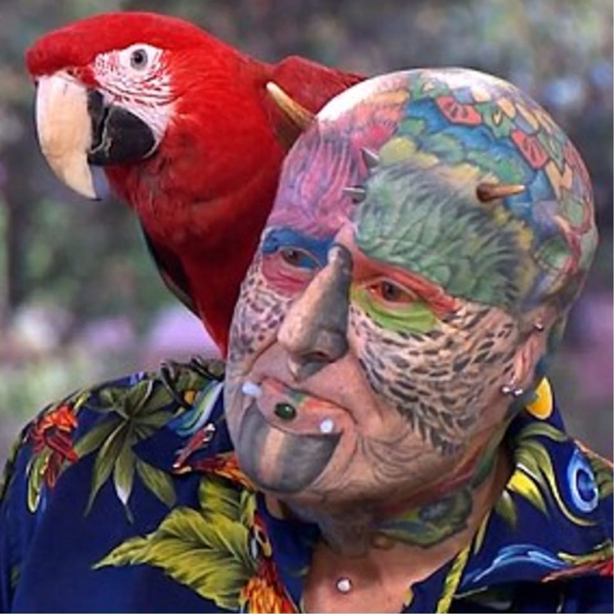 Тэд ричардс человек попугай. Человек похожий на попугая. Странный человек с попугаем. Попугайчик и человек. Попугай с человеческим лицом.