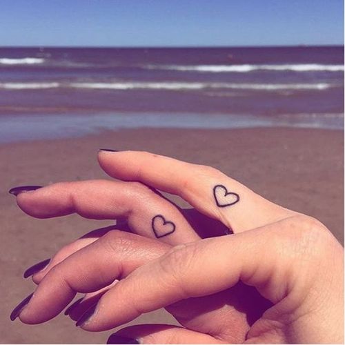 Such a great photo of heart best friend tattoos. Artist unknown, via @franpeach on instagram. #bestfriends #bestfriendtattoos #bfftattoos #matchingtattoos #littletattoo #smalltattoo #fingertattoo #fingertattoos #outlinetatoo