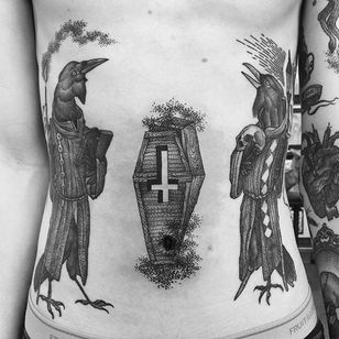 Tatuaje frontal de cuervos y ataúd por Karrie Arthurs @ThePaperweight #ThePaperWeight #KarrieArthurs #Black #Blackwork #Dotwork #Crow #Raven #Coffin #Blackbirdelectrictattoo