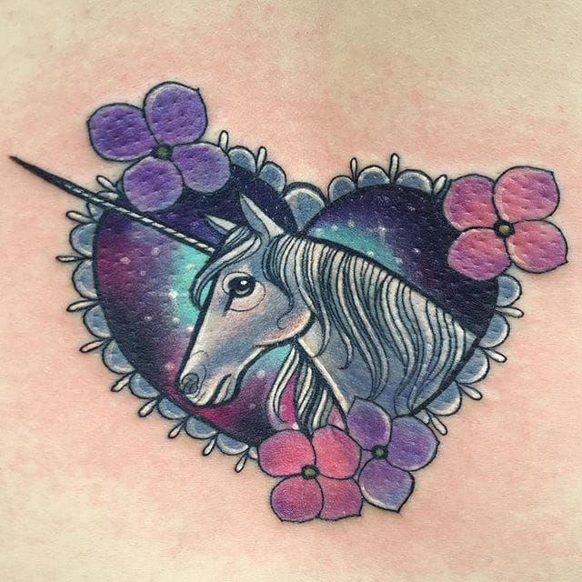 Misterioso tatuaje de unicornio de Charlotte Timmons.  #neotradicional #corazón #flores #unicornio #CharlotteTimmons
